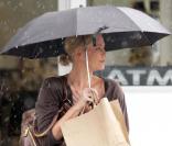 Charlize Theron en proie à une grosse averse, à Los Angeles, le 9 février 2010 !