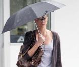 Charlize Theron en proie à une grosse averse, à Los Angeles, le 9 février 2010 !