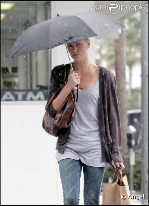Charlize Theron en proie à une grosse averse, à Los Angeles, le 9 février 2010 !