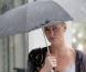 Charlize Theron toujours aussi boudeuse... C'est la pluie ou le célibat ?