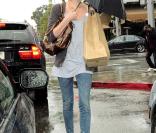 Charlize Theron en proie à une grosse averse, à Los Angeles, le 9 février 2010 !