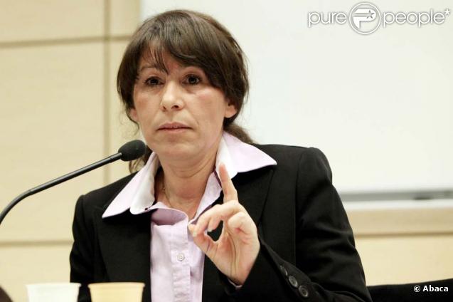 Fadela Amara s'est exprimée sur Direct 8 contre le port du voile et la chanteuse Diam's, le 10 février 2010 !