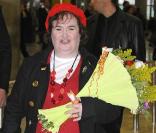 Susan Boyle, très souriante, arrive à l'aéroport de Madrid, le 10 février 2010 !
