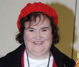 Susan Boyle, très souriante, arrive à l'aéroport de Madrid, le 10 février 2010 !