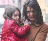 Suri Cruise en pleine séance shopping avec sa maman. Elle adore les rouges à lèvres !