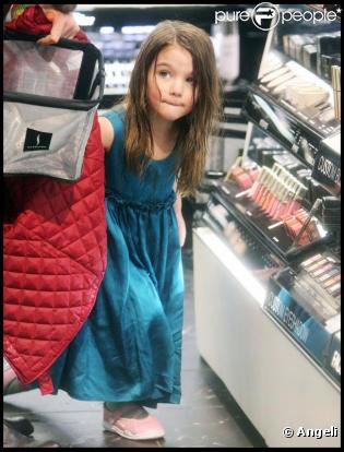 Suri Cruise en pleine séance shopping avec sa maman. Elle adore les rouges à lèvres !