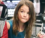 Suri Cruise en pleine séance shopping avec sa maman. Elle adore les rouges à lèvres !