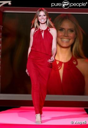 Heidi Klum lors d'un défilé spécial robes rouges à New York le 11 février  