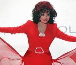 Joan Collins lors d'un défilé spécial robes rouges à New York le 11 février  