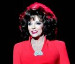 Joan Collins radieuse a défilé à New York le 11 février  