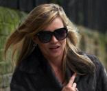 Le lendemain de la mort de son ami le designer Alexander McQueen, Kate Moss semble dévastée dans les rues du quartier St John's Wood à Londres le 12 février 2010
