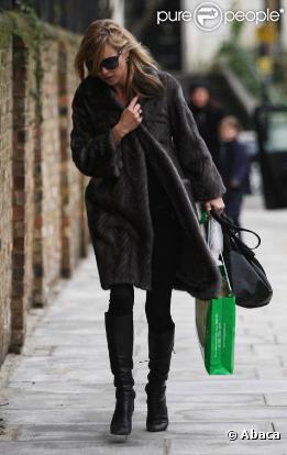 Le lendemain de la mort de son ami le designer Alexander McQueen, Kate Moss semble dévastée dans les rues du quartier St John's Wood à Londres le 12 février 2010