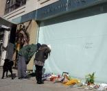 Les gens viennent poser des fleurs et des messages devant la boutique du designer Alexander McQueen disparu le 11 février 2010, à New York dans le Meat Packing le 12 février 2010