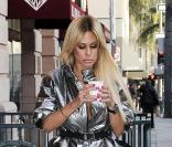 Shauna Sand signe un autographe à une maman et sa petite fille, le vendredi 12 février à Los Angeles.
