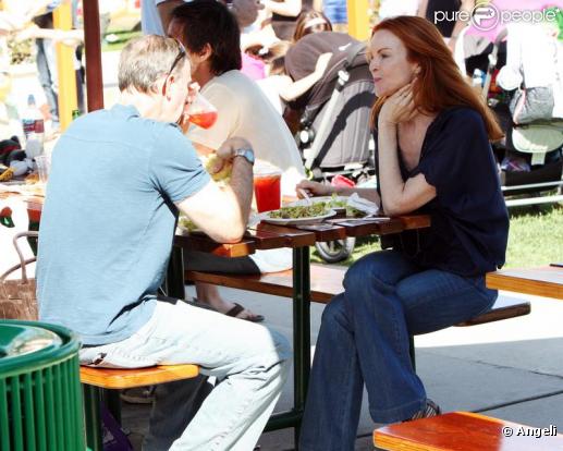 Marcia Cross et son mari Tom Mahoney se promènent et déjeunent en tête à tête pour la Saint Valentin à Malibu le 14 février 2010