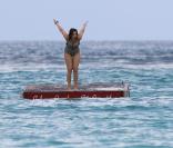 Mariska Hargitay en vacances en famille à Saint-Barth (12 février 2010)