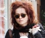 Helena Bonham Carter se promène à Malibu. Elle va rejoindre des amies pour le déjeuner. 18/02/2010