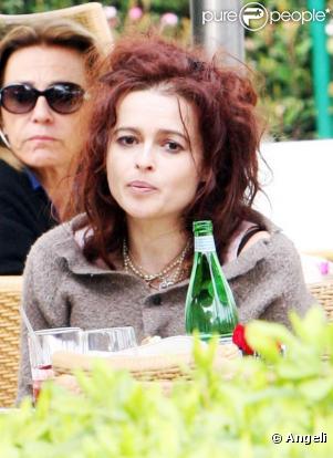 Helena Bonham Carter se promène à Malibu. Elle va rejoindre des amies pour le déjeuner. 18/02/2010