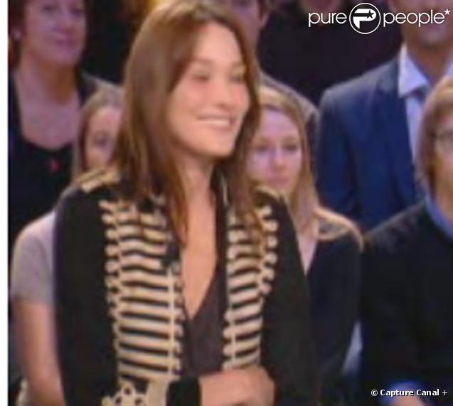 Carla Bruni et sa veste Gap, sur le plateau du Grand Journal, en novembre 2009