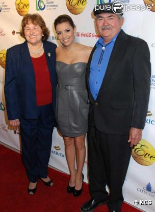 Eva Longoria est recompensée par la Chambre latine du commerce à Las Vegas. Ses parents Enrique et Ella sont de la partie. 20/02/2010 
