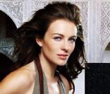 Elizabeth Hurley dans une campagne publicitaire pour Saloni Ceramica.