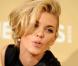 Lorsqu'elle sort, AnnaLynne McCord ne peut pas s'empêcher d'envoyer des baisers à tout vas ! Une vraie manie chez la star de 90210 !