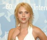 Scarlett Johansson est peut-être l'une des femmes les plus sexy de la planète, en revanche elle ne sait vraiment pas se tenir ! La bombe croise toujours ses pieds et semble vraiment bancale... Mais bon, Scarlett, on peut tout lui pardonner !