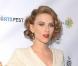 Scarlett Johansson est peut-être l'une des femmes les plus sexy de la planète, en revanche elle ne sait vraiment pas se tenir ! La bombe croise toujours ses pieds et semble vraiment bancale... Mais bon, Scarlett, on peut tout lui pardonner !