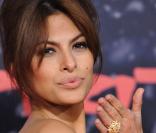 Mais les baisers les plus glamour sont bien entendus ceux envoyés par la belle Eva Mendes ! A chacune de ses apparitions sur tapis rouge, la star nous couvre d'amour... et on en redemande !