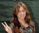 Si P.Diddy a choisi de lever le doigt, Miley, elle, préfère le V de victoire ! Et la starlette d'Hannah Montana le sort à chaque nouveaux flashes ! Miley... elle reste peace !