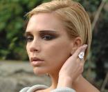 Victoria Beckham cherche à atteindre la perfection. Lorsque Posh sort de chez elle, c'est toujours perchée sur des talons et pas un cheveu de travers... Normal, elle passe son temps à se recoiffer !