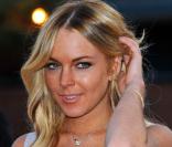 Quand Lindsay Lohan veut faire sa vampe devant les photographes, elle opte pour la main passée délicatement dans ses cheveux ! Pour être la plus sensuelle des starlettes, LiLo met le paquet...