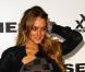 Quand Lindsay Lohan veut faire sa vampe devant les photographes, elle opte pour la main passée délicatement dans ses cheveux ! Pour être la plus sensuelle des starlettes, LiLo met le paquet...