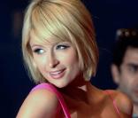 Pour Paris Hilton, tout est une question de positions ! Sans cesse sous les projecteurs, l'héritière blonde a choisi sa pose glamour : la tête rejetée en arrière sur son épaule... Et ça marche à tous les coups !