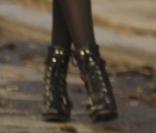 Taylor Momsen ne sait pas quoi faire de ses immenses gambettes ! Il faut dire qu'à 16 ans, la starlette de Gossip Girl est déjà une vraie géante... Alors pour se tenir debout elle opte pour le croisement de jambes ! Pas très glamour !