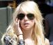 Taylor Momsen ne sait pas quoi faire de ses immenses gambettes ! Il faut dire qu'à 16 ans, la starlette de Gossip Girl est déjà une vraie géante... Alors pour se tenir debout elle opte pour le croisement de jambes ! Pas très glamour !
