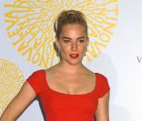 Sienna Miller est la plus craquante de la sphère people... Et pour séduire son public, elle a son petit secret : une main sur la hanche, et hop ça repart ! Même Jude Law n'y résiste pas !