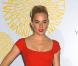 Sienna Miller est la plus craquante de la sphère people... Et pour séduire son public, elle a son petit secret : une main sur la hanche, et hop ça repart ! Même Jude Law n'y résiste pas !