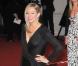 Sienna Miller est la plus craquante de la sphère people... Et pour séduire son public, elle a son petit secret : une main sur la hanche, et hop ça repart ! Même Jude Law n'y résiste pas !