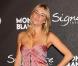 Sienna Miller est la plus craquante de la sphère people... Et pour séduire son public, elle a son petit secret : une main sur la hanche, et hop ça repart ! Même Jude Law n'y résiste pas !