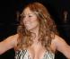 Mariah Carey, elle, préfère mettre les deux mains sur ses hanches... Un technique de la diva pour affiner sa silhouette ! Quand on est une star on l'est jusqu'au bout !
