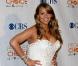 Mariah Carey, elle, préfère mettre les deux mains sur ses hanches... Un technique de la diva pour affiner sa silhouette ! Quand on est une star on l'est jusqu'au bout !