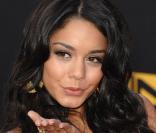 Vanessa Hudgens a choisi son modèle : Eva Mendes ! Pour faire sa belle sur tapis rouge, la starlette d'High School Musical envoi elle aussi des baisers à tout va... Sexy !
