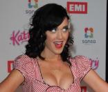 Plus fort que les baisers, jouer les ingénues ! Katy Perry a un véritable Toc : elle ne peut s'empêcher de rester bouche bée. A croire que la brunette est sans cesse étonnée. Mais attention à ne pas gober les mouches !