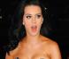 Plus fort que les baisers, jouer les ingénues ! Katy Perry a un véritable Toc : elle ne peut s'empêcher de rester bouche bée. A croire que la brunette est sans cesse étonnée. Mais attention à ne pas gober les mouches !