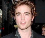 Tout comme Katy Perry, Robert Pattinson ne sait pas fermer la bouche. Avec ses deux lèvres qui se touchent à peine, le vampire ajoute un touche sexy à son potentiel glamour ! Quel séducteur !