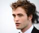 Tout comme Katy Perry, Robert Pattinson ne sait pas fermer la bouche. Avec ses deux lèvres qui se touchent à peine, le vampire ajoute un touche sexy à son potentiel glamour ! Quel séducteur !