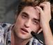 Tout comme Katy Perry, Robert Pattinson ne sait pas fermer la bouche. Avec ses deux lèvres qui se touchent à peine, le vampire ajoute un touche sexy à son potentiel glamour ! Quel séducteur !