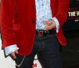 Mickey Rourke est vraiment très distingué... L'acteur ne peut s'empêcher de mettre sa main dans son pantalon ! Mais que cherche-t-il ainsi constamment ! Pas vraiment glamour...