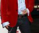 Mickey Rourke est vraiment très distingué... L'acteur ne peut s'empêcher de mettre sa main dans son pantalon ! Mais que cherche-t-il ainsi constamment ! Pas vraiment glamour...